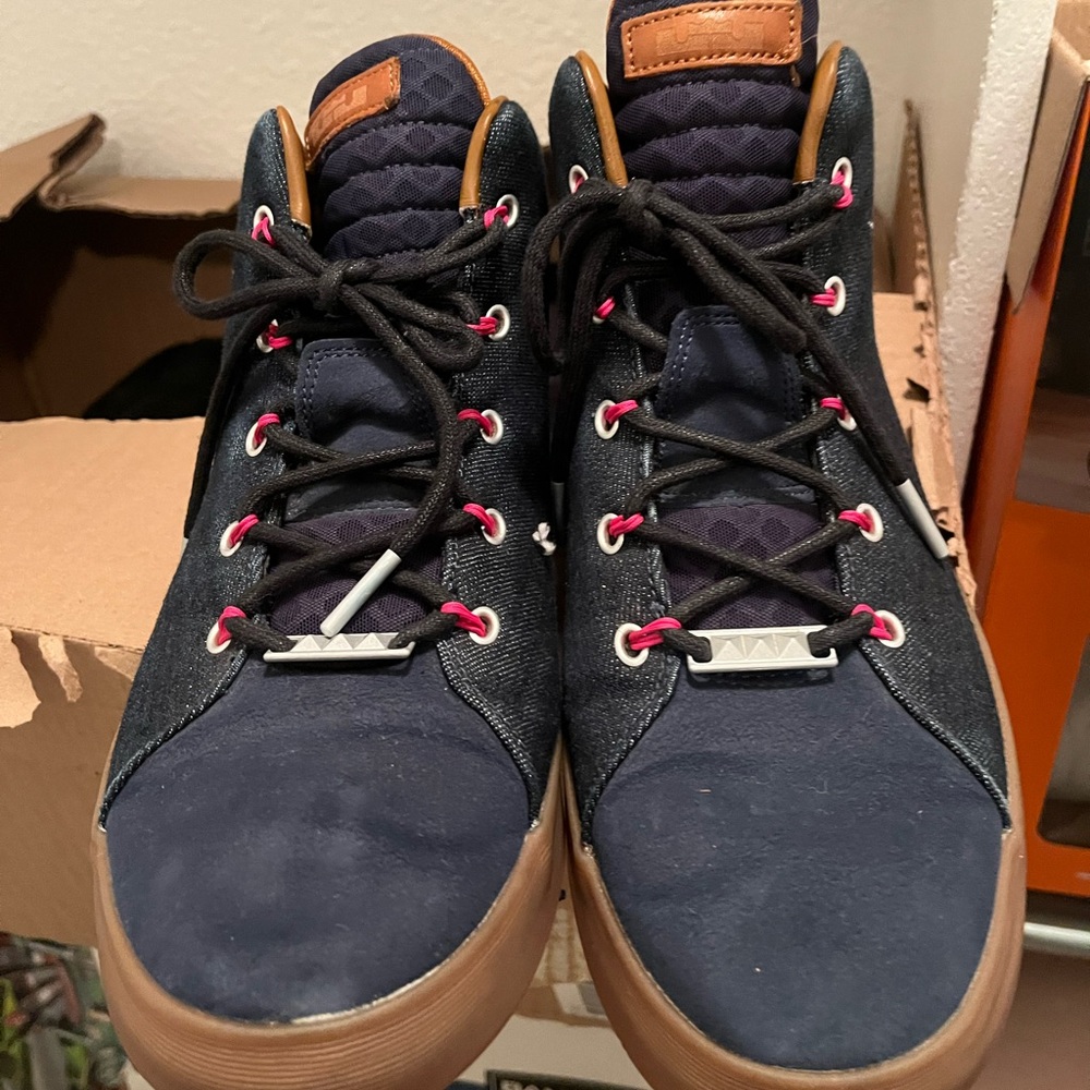 LeBron 330 Nike sz 11 men’s